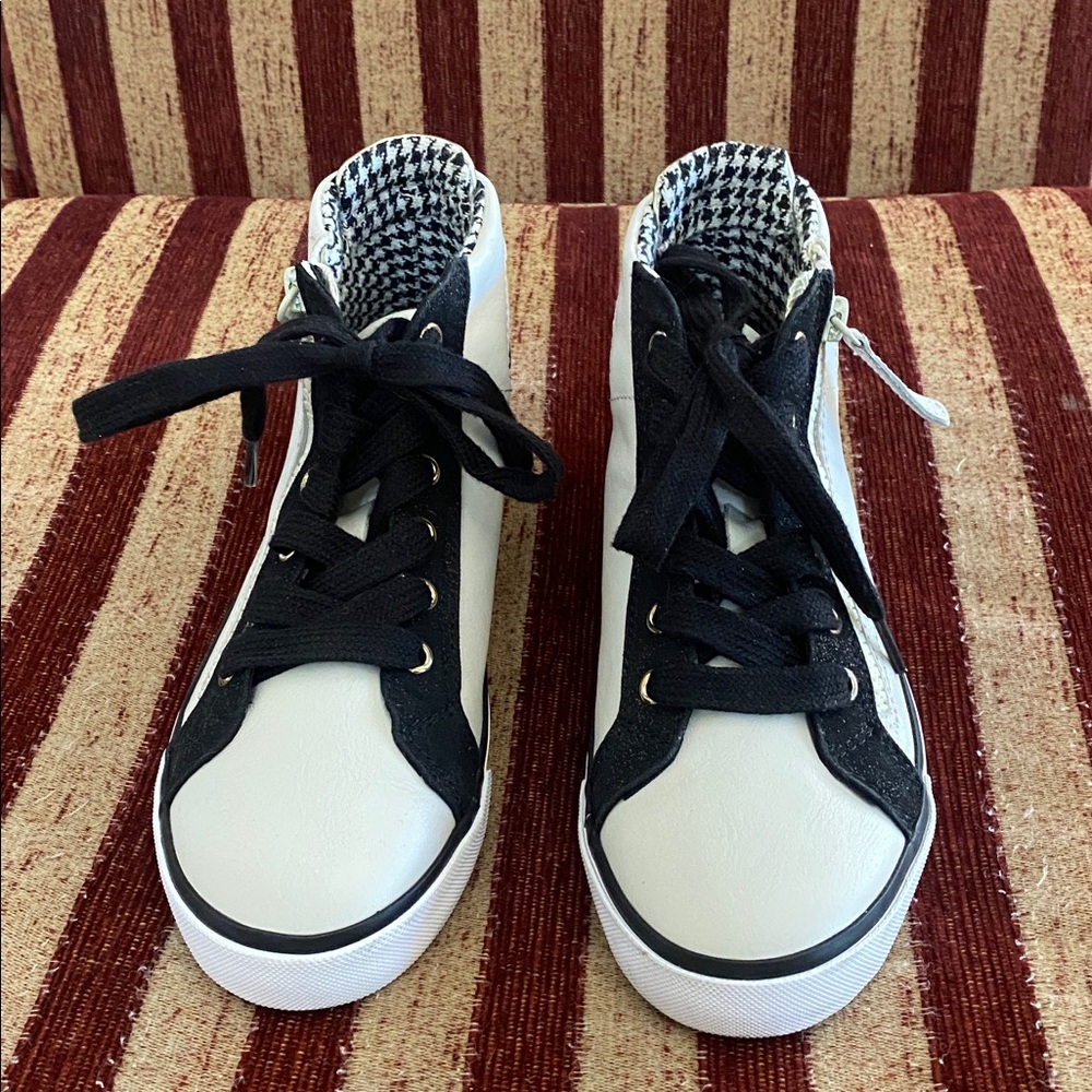 Guess Black and White Sneakers with gold and silver accents. Size 6 1/2 - Picture 1 of 15